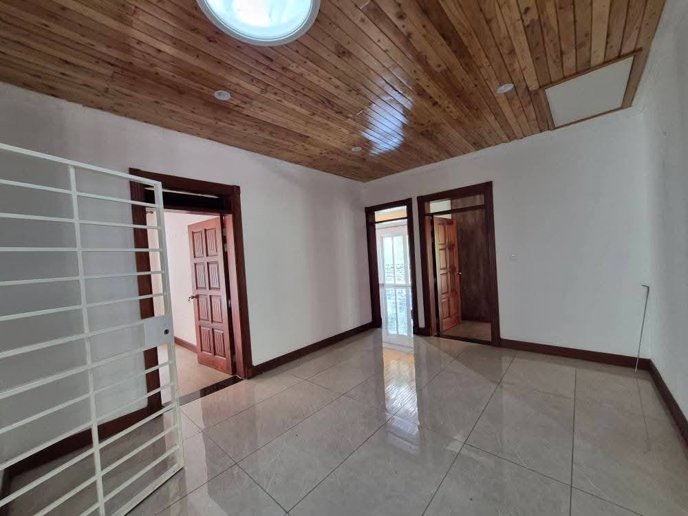 Elegant 5-Bedroom All En-Suite Maisonette To Let in Rossyln Area Image