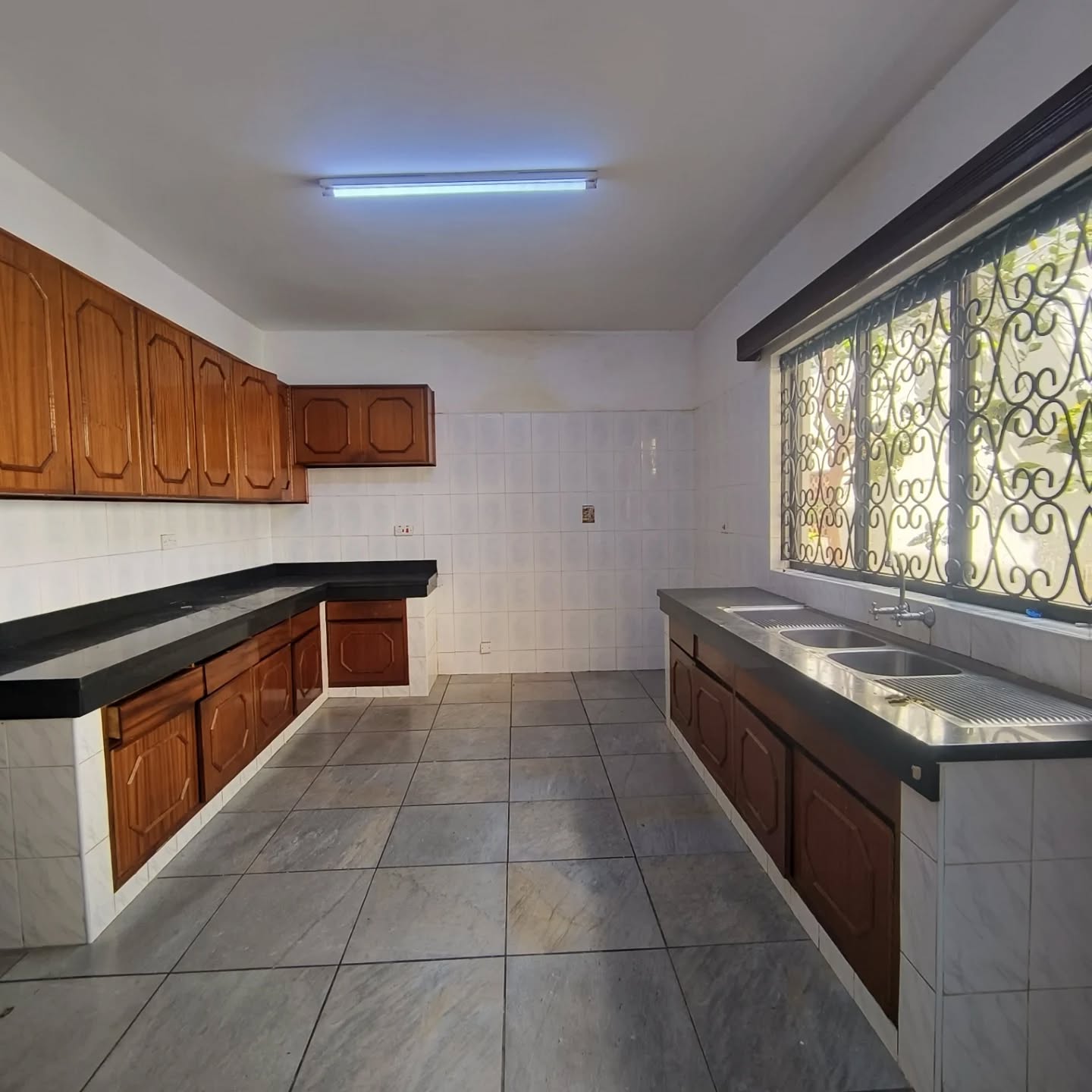 ELEGANT 5 BEDROOM TOWNHOUSE LIVING TO LET IN KILIMANI, OFF OLEDUME ROAD Image