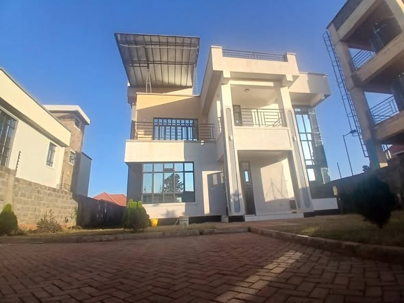 Excutive Elegant 4 bedroom maisonette all-ensuite Plus SQ for rent in kenyatta road