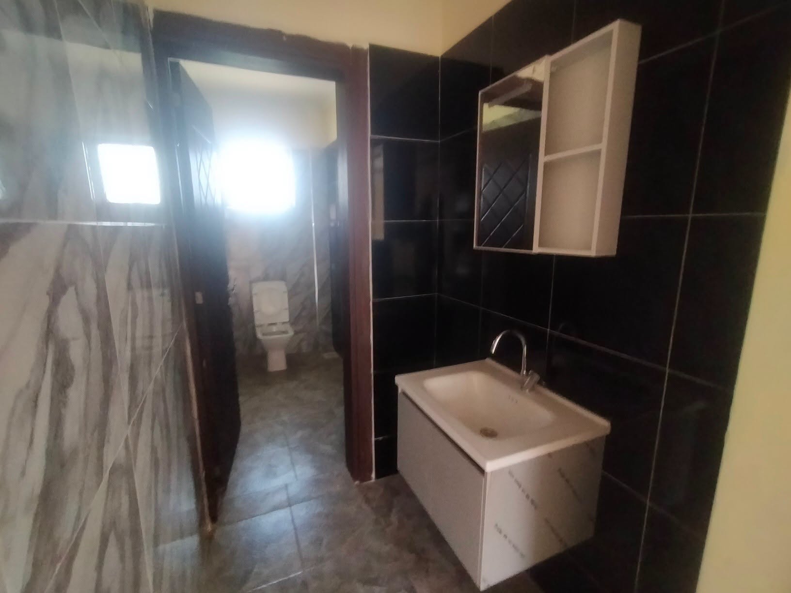 EXECUTIVE 3 BEDROOM APARTMENT + SQ TO LET IN MBAGATHI WAY Image