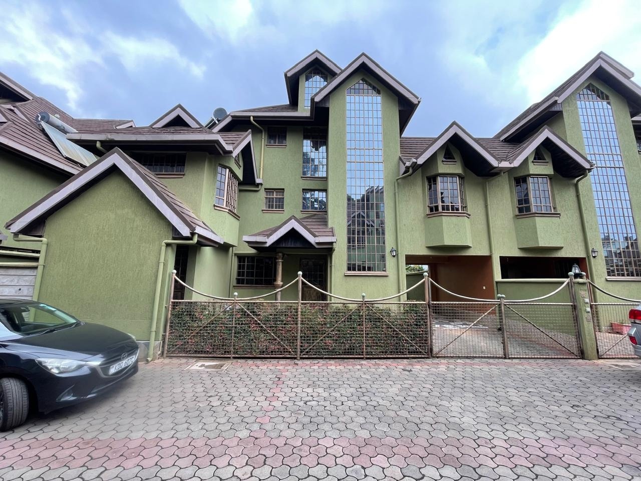 Executive 4 bedroom maisonette plus sq to let in karen, kerarapon
