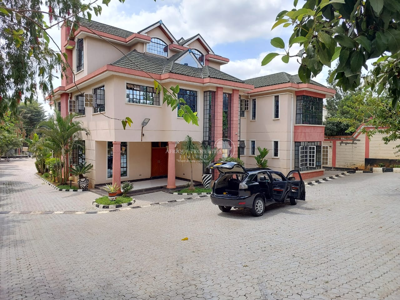 Executive 5 Bedroom Maisonette Plus 2 Guest Units For Sale in Thome