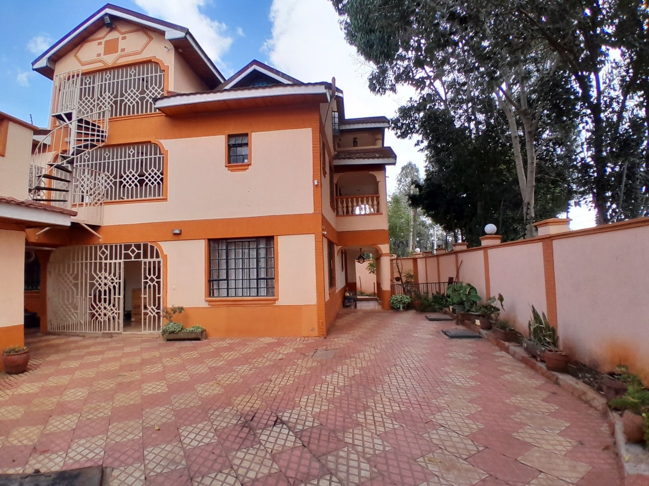 Exquisite 5 bedroom maisonette plus sq to let in langata