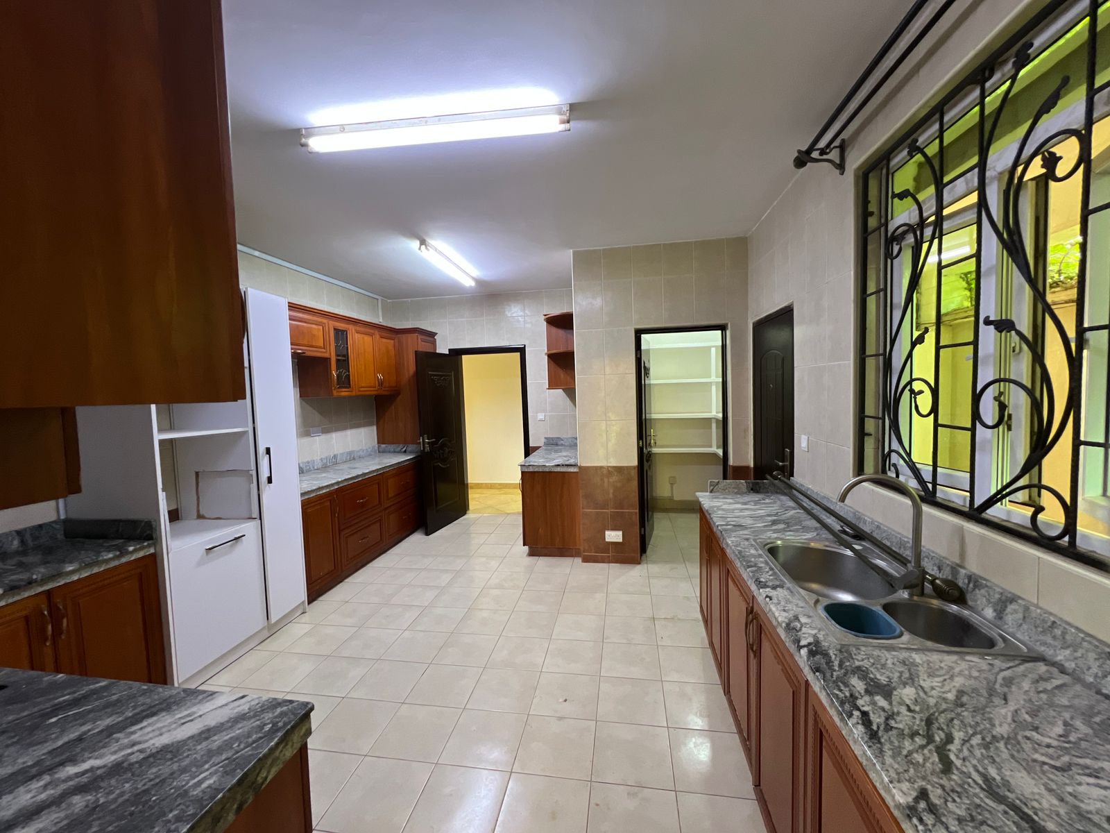 FAMILY 5 BEDROOM TOWNHOUSE ALL ENSUITE PLUS DSQ FOR RENT IN LAVINGTON