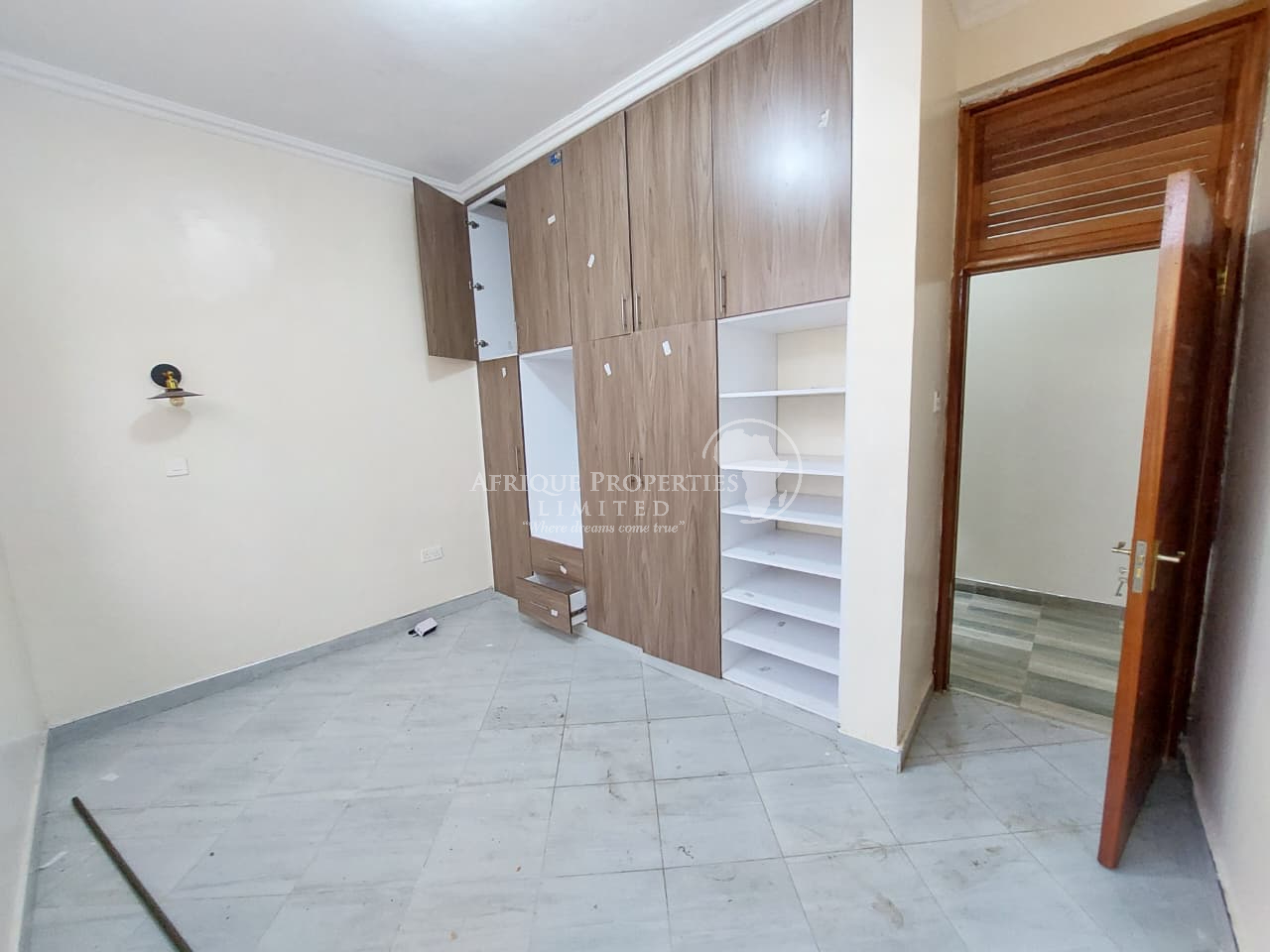 𝐒𝐩𝐚𝐜𝐢𝐨𝐮𝐬 & 𝐌𝐨𝐝𝐞𝐫𝐧 𝟔 𝐁𝐞𝐝𝐫𝐨𝐨𝐦 𝐀𝐥𝐥-𝐄𝐧𝐬𝐮𝐢𝐭𝐞 𝐓𝐨𝐰𝐧𝐡𝐨𝐮𝐬𝐞 For Rent in 𝐒𝐚𝐟𝐚𝐫𝐢 𝐩𝐚𝐫𝐤. Image