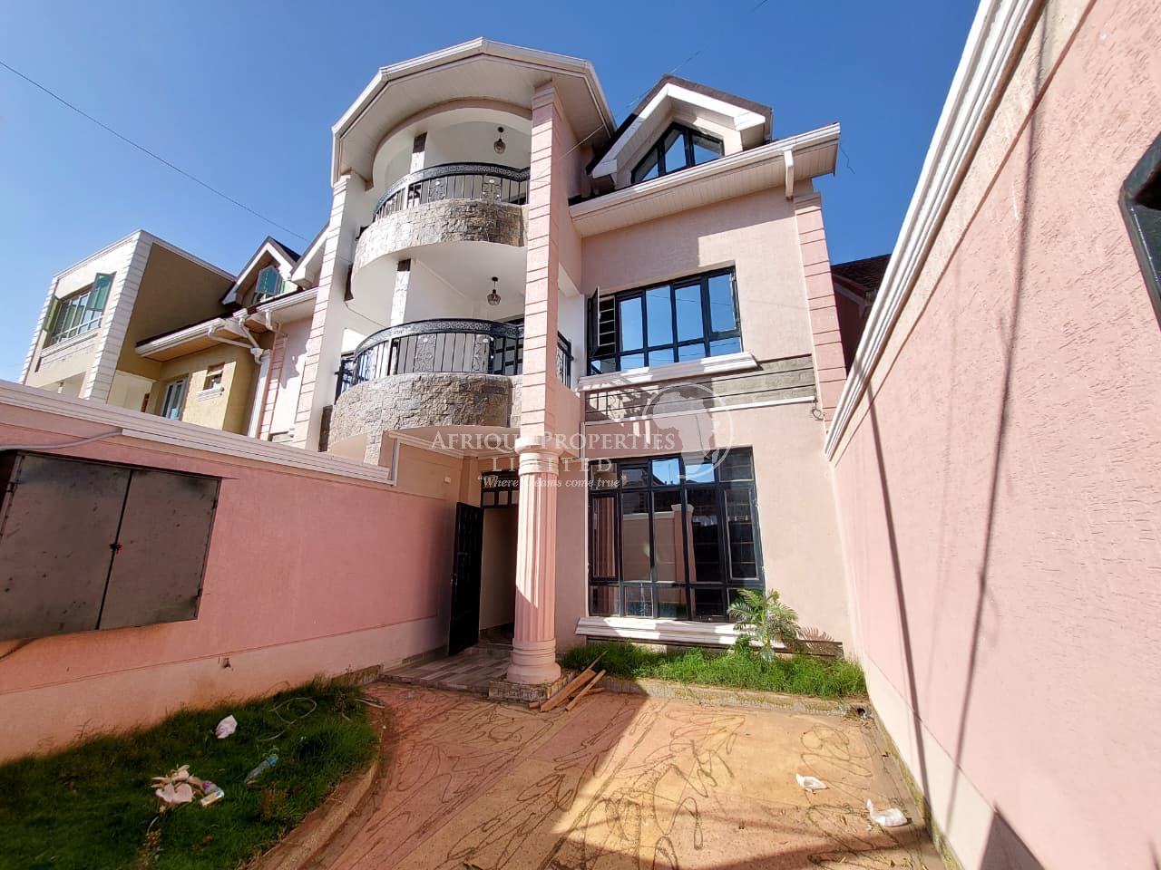 𝐒𝐩𝐚𝐜𝐢𝐨𝐮𝐬 & 𝐌𝐨𝐝𝐞𝐫𝐧 𝟔 𝐁𝐞𝐝𝐫𝐨𝐨𝐦 𝐀𝐥𝐥-𝐄𝐧𝐬𝐮𝐢𝐭𝐞 𝐓𝐨𝐰𝐧𝐡𝐨𝐮𝐬𝐞 For Rent in 𝐒𝐚𝐟𝐚𝐫𝐢 𝐩𝐚𝐫𝐤.