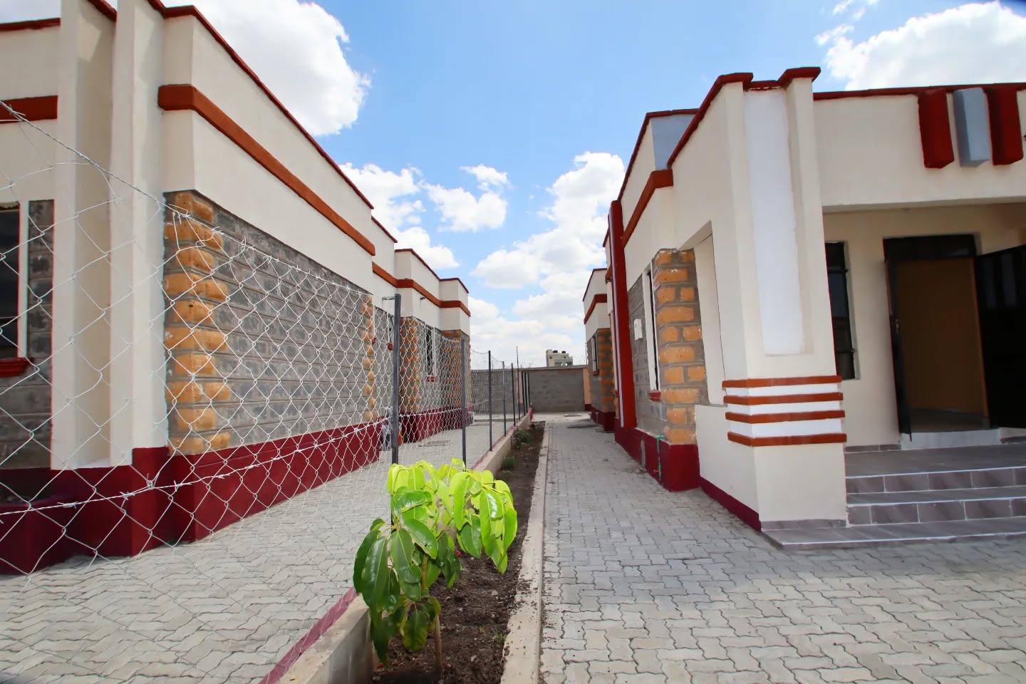 𝐁𝐞𝐝𝐫𝐨𝐨𝐦 𝐀𝐥𝐥 𝐄𝐧𝐬𝐮𝐢𝐭𝐞 𝐁𝐮𝐧𝐠𝐚𝐥𝐨𝐰 For Sale 𝐢𝐧 𝐊𝐢𝐭𝐞𝐧𝐠𝐞𝐥𝐚 Image