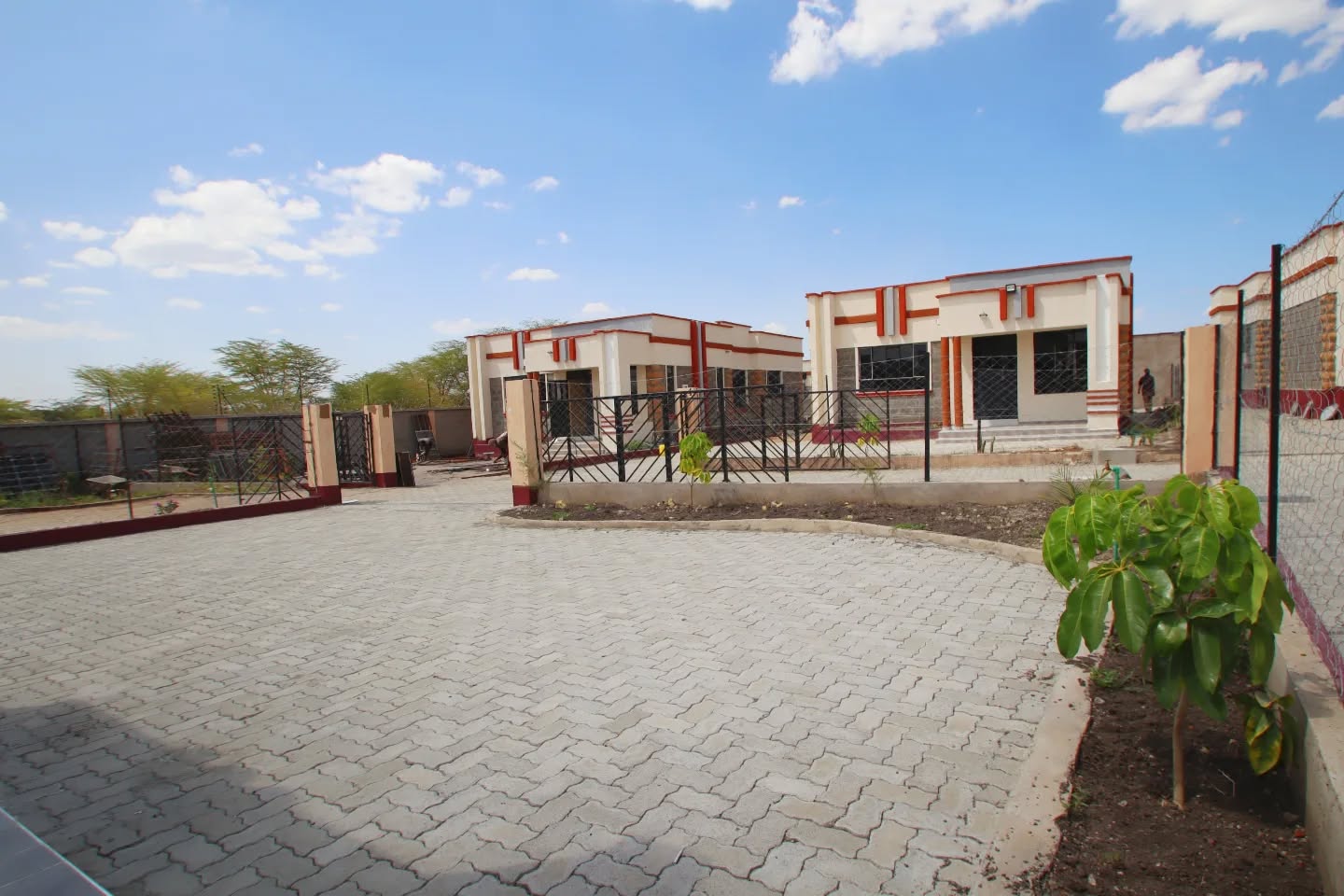 𝐁𝐞𝐝𝐫𝐨𝐨𝐦 𝐀𝐥𝐥 𝐄𝐧𝐬𝐮𝐢𝐭𝐞 𝐁𝐮𝐧𝐠𝐚𝐥𝐨𝐰 For Sale 𝐢𝐧 𝐊𝐢𝐭𝐞𝐧𝐠𝐞𝐥𝐚 Image