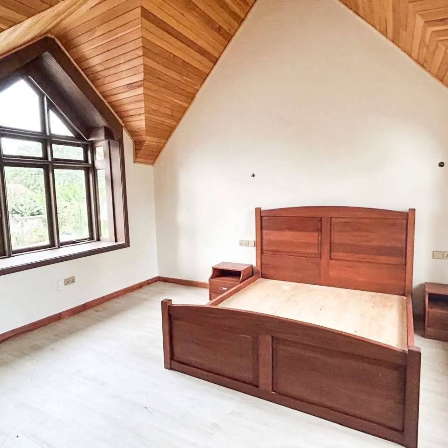 Furnished 3 Bedroom Maisonette For Rent in Ridgeways Image