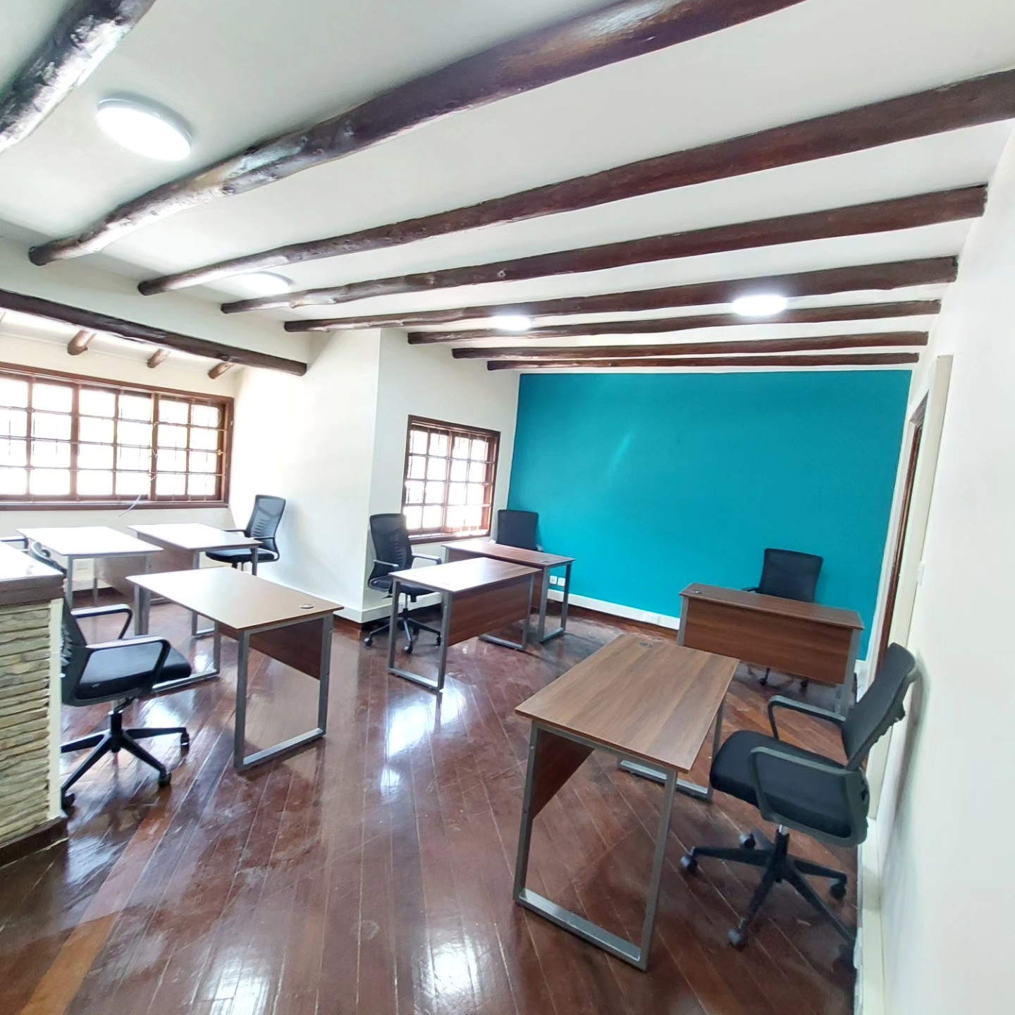 Furnished Executive Offices and Workstations to let in Safari Park.