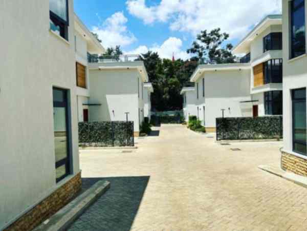 5 bedroom villas with sq for sale in Lavington