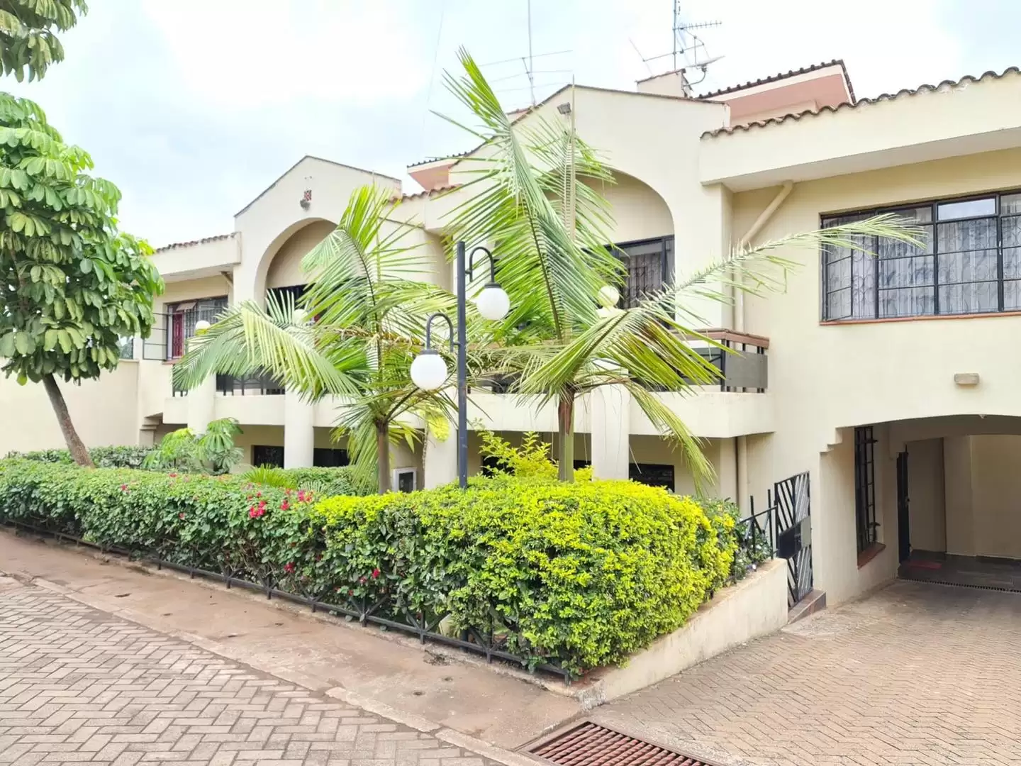 4 bedroom townhouse to let in Spring valley Image