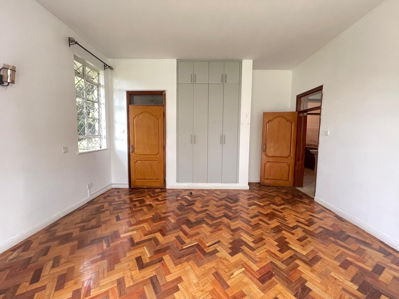 Huge and lovely 5 bedroom maisonette plus sq to let in karen Image