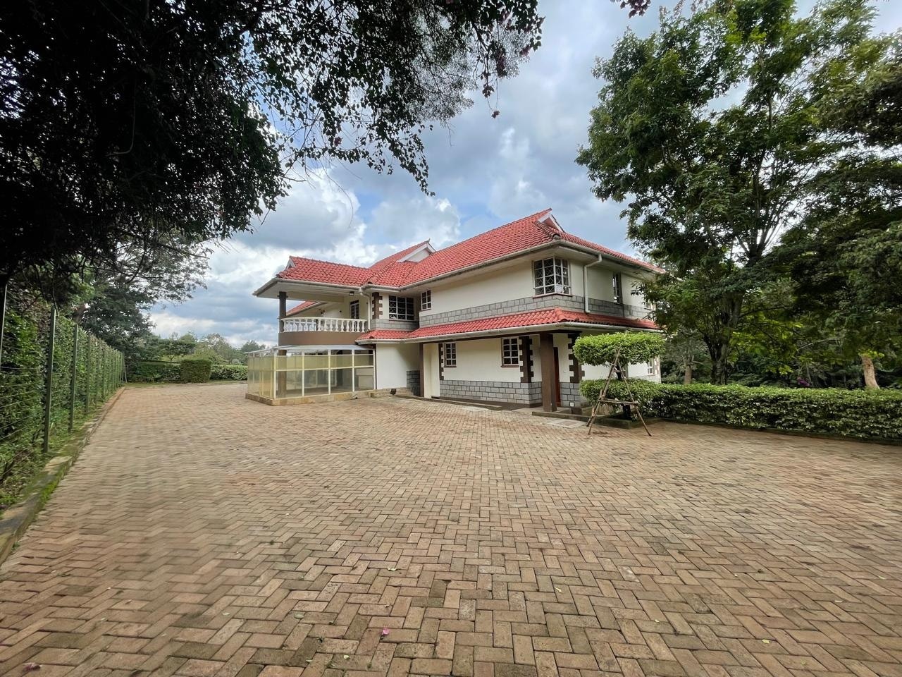 Huge and lovely 5 bedroom maisonette plus sq to let in karen