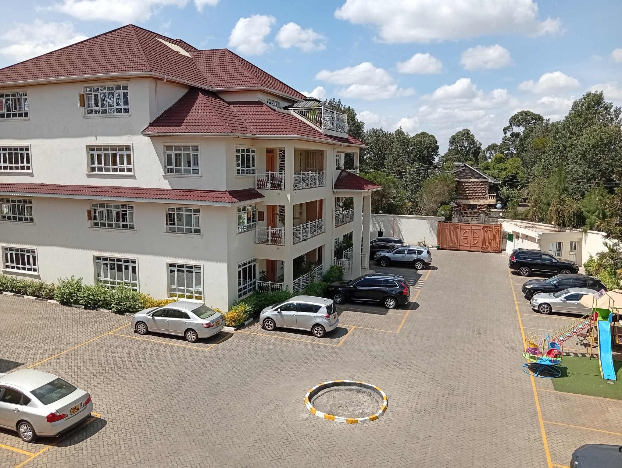 Humongous 3 Bedroom Apartment + DSQ To Let – Karen