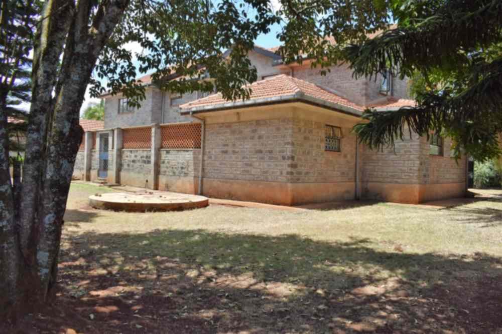 Land with developed house for sale in Ruaka Redhill