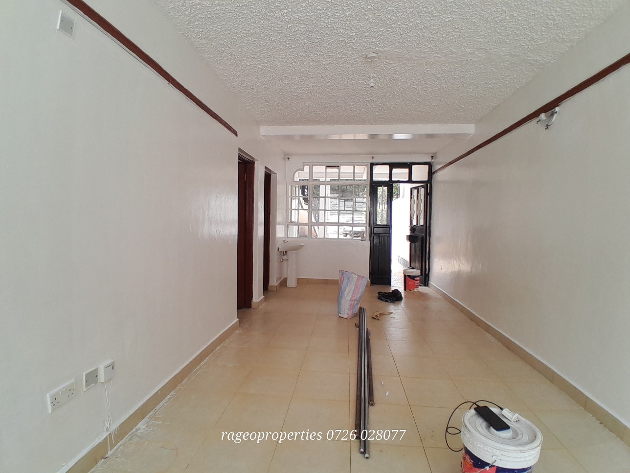 Lovely 1 bedroom apartment to let karen near shopping centre