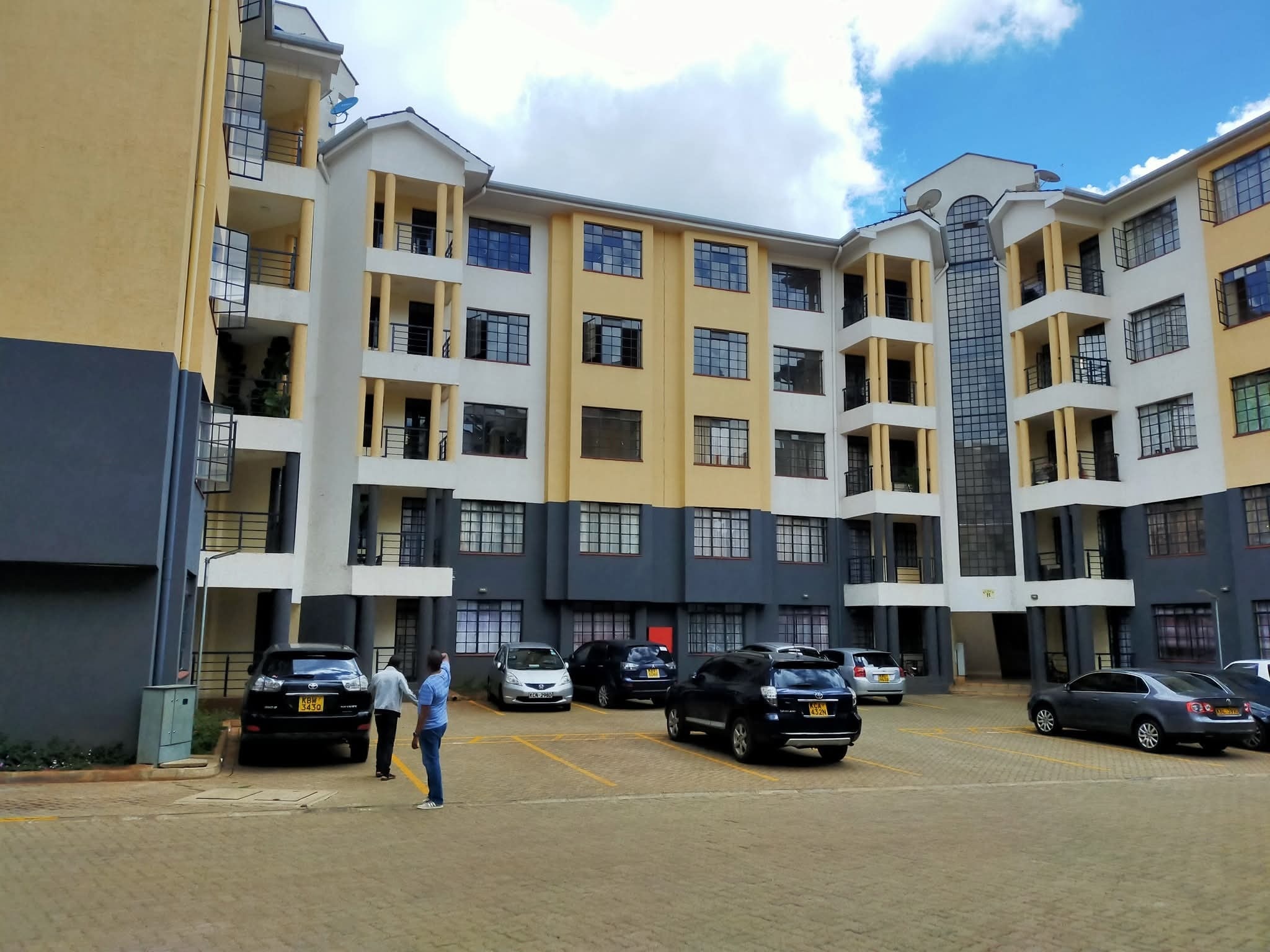 lovely 3 bedroom apartment plus sq to let / sale near junction mall , off riara rd