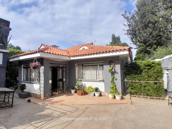 lovely 3 bedroom bungalow with sq to let in Kerarapon