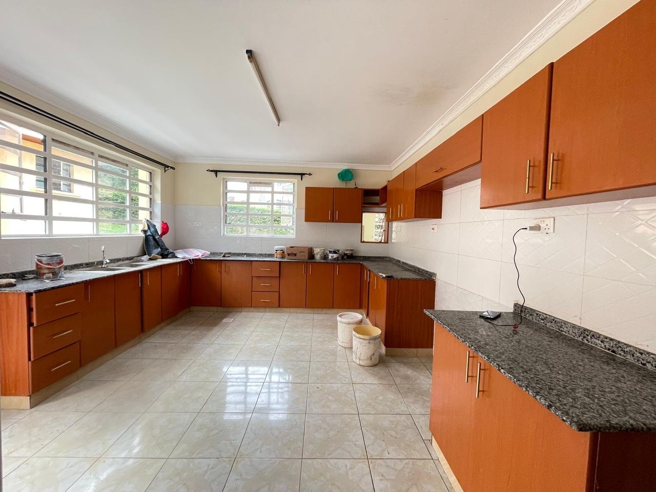Lovely 4 bedroom maisonette plus sq to let in karen Image