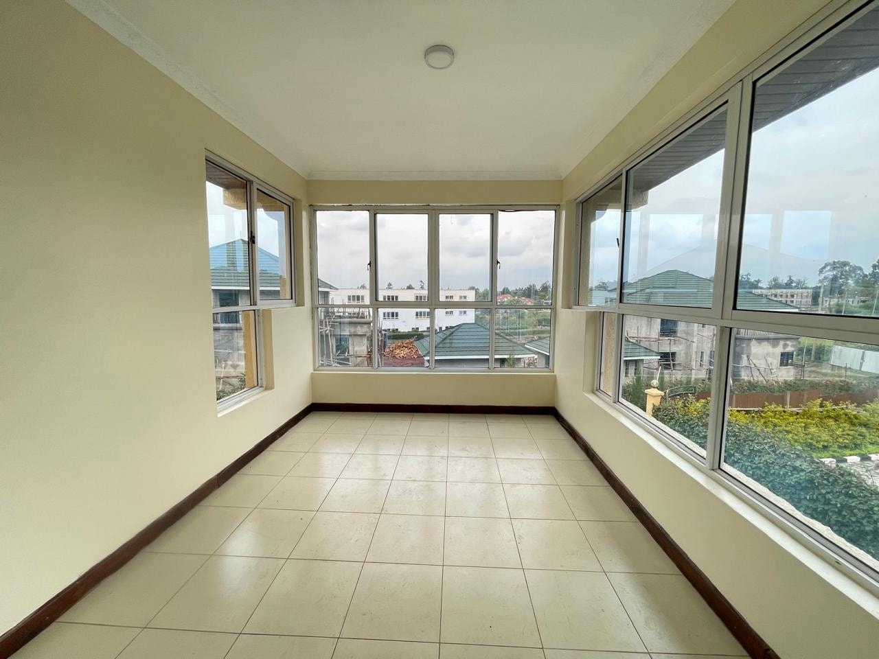 Lovely 4 bedroom maisonette plus sq to let in karen Image