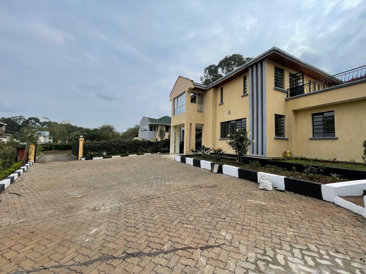 Lovely 4 bedroom maisonette plus sq to let in karen