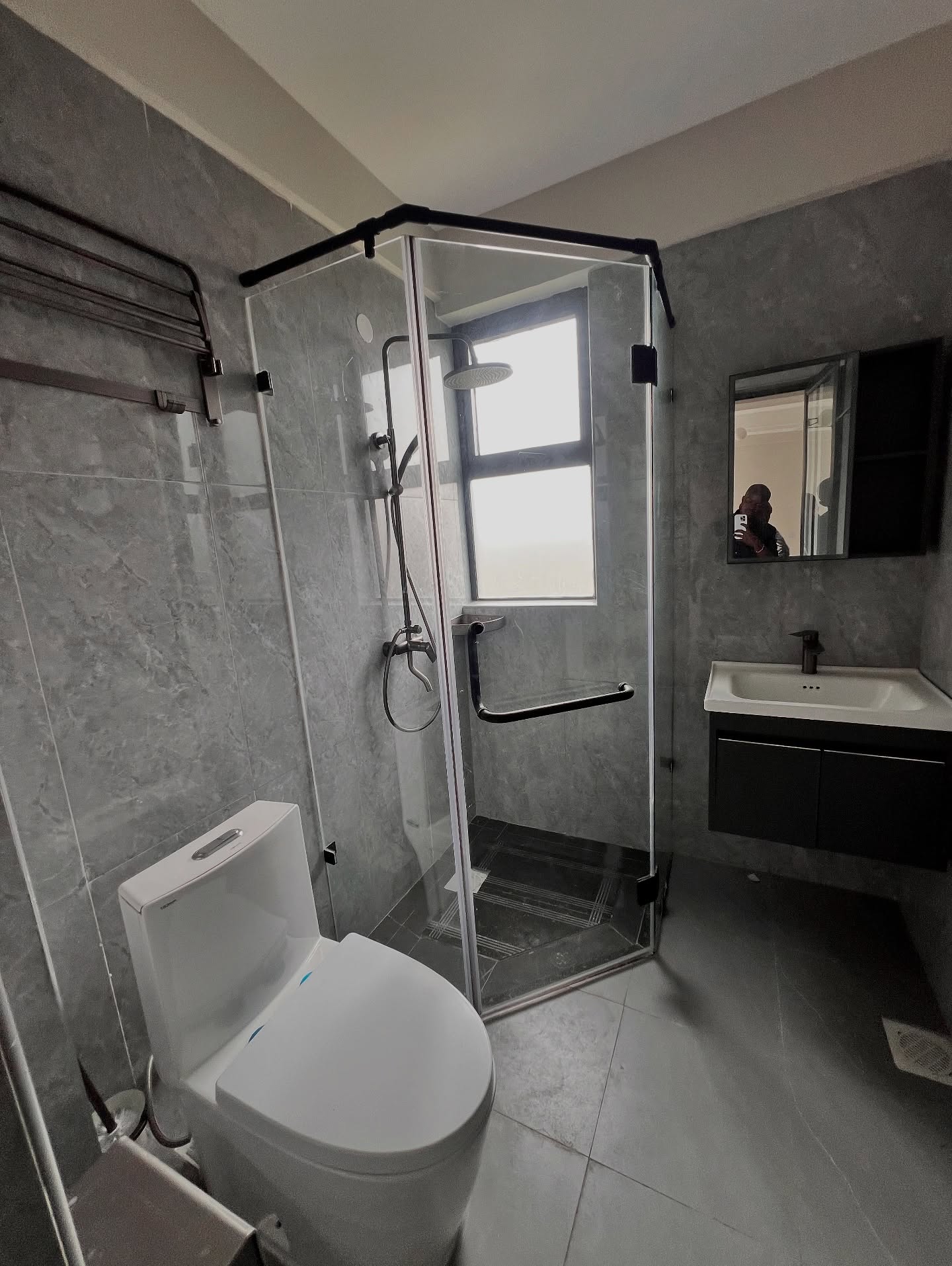 Luxury 1 Bedroom Apartment Plus Study To Let in Kilimani Image