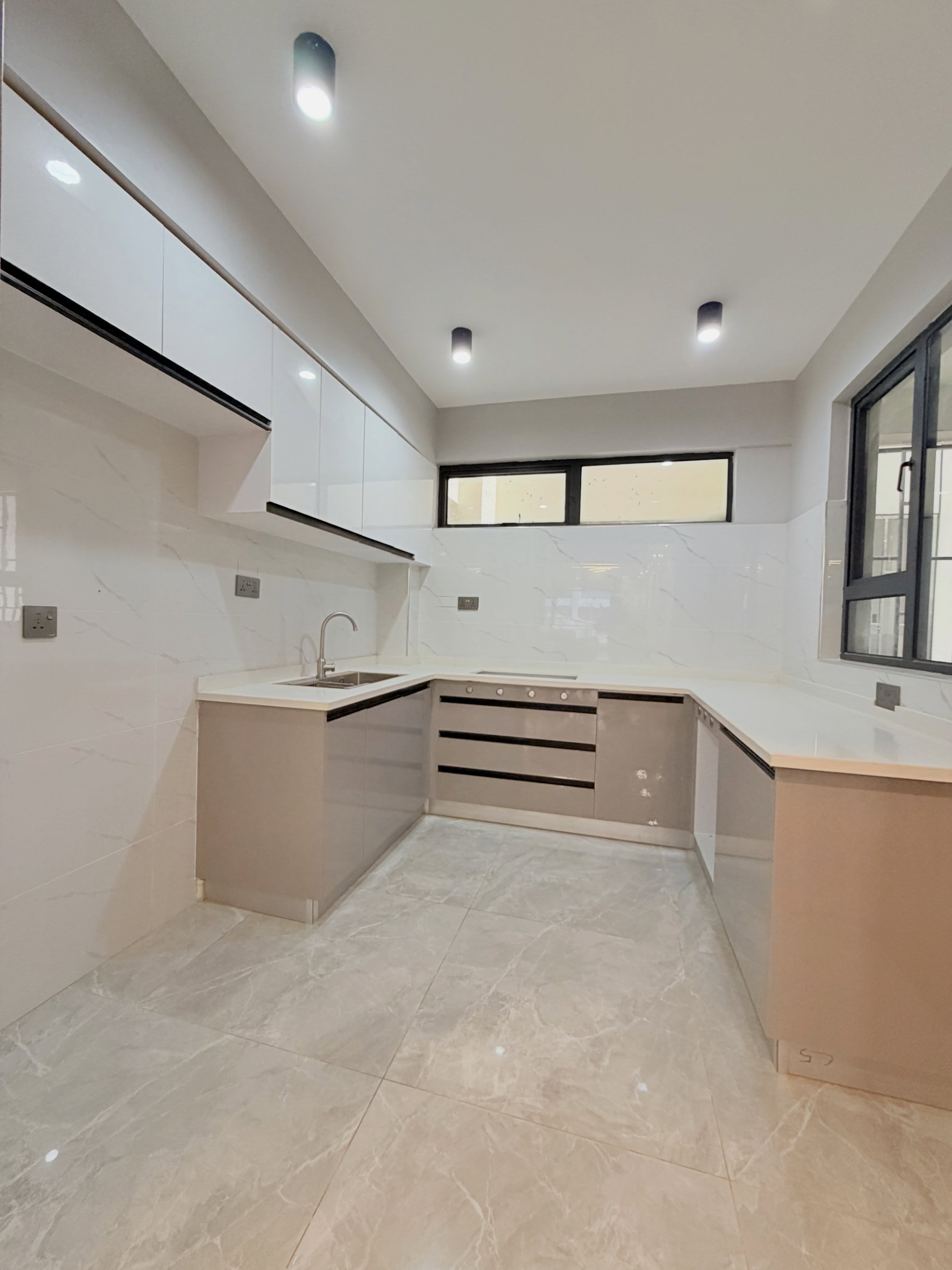luxury 3 bedroom apartment plus dsq for sale in kileleshwa Image