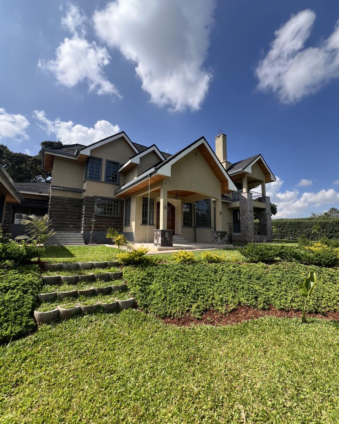 Luxury 4-Bedroom + DSQ Villa To Let inKaren