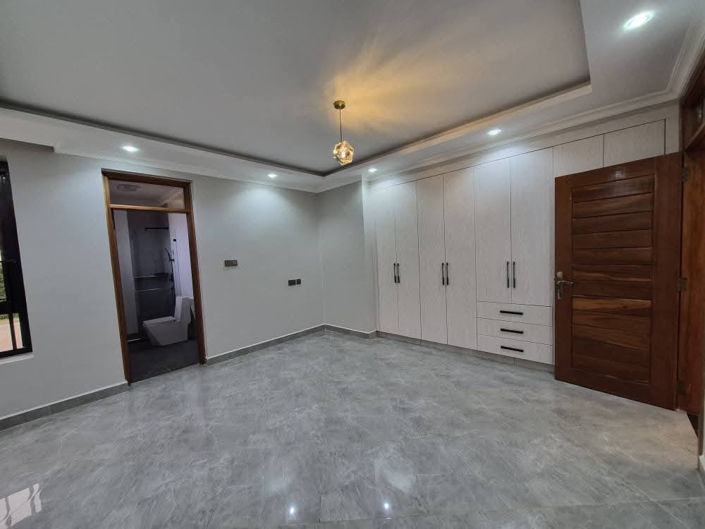 Luxury 5-6 Bedroom Maisonette For Sale in Runda Image