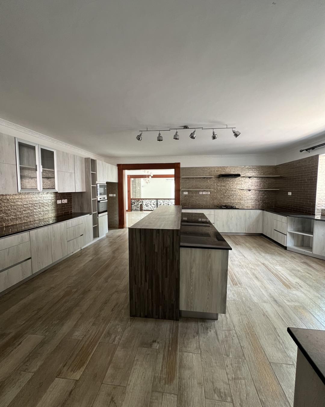 Luxury 5-Bedroom + 2 DSQ Townhouse For Rent Rosslyn Image