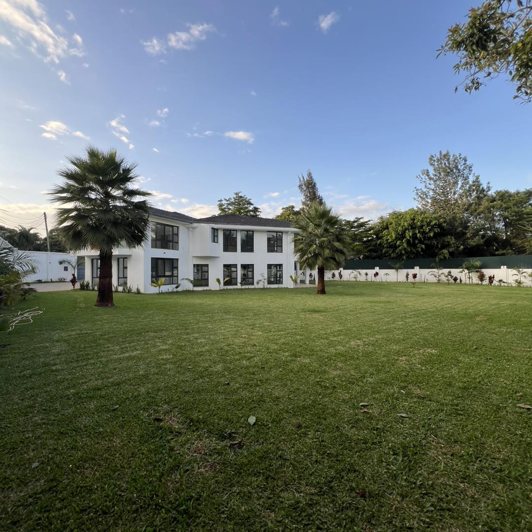 Luxury 6-Bedroom + DSQ Villa To Let in Runda