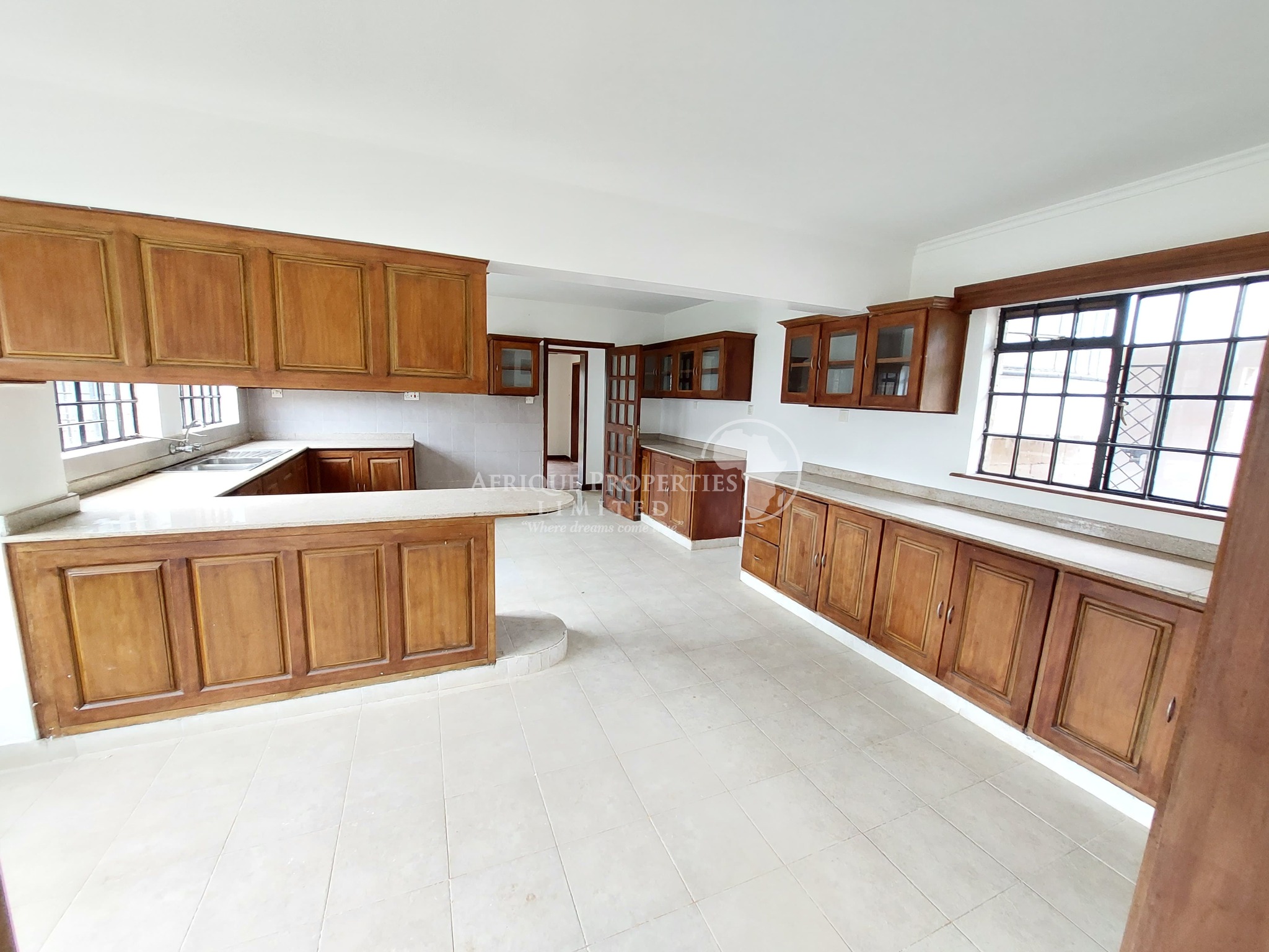 𝐒𝐭𝐮𝐧𝐧𝐢𝐧𝐠 𝟓-𝐁𝐞𝐝𝐫𝐨𝐨𝐦 𝐄𝐱𝐞𝐜𝐮𝐭𝐢𝐯𝐞 Maisonette 𝐰𝐢𝐭𝐡 𝐃𝐒𝐐 & 𝐆𝐮𝐞𝐬𝐭 𝐖𝐢𝐧𝐠 𝐅𝐨𝐫 𝐒𝐚𝐥𝐞 𝐢𝐧 𝐑𝐮𝐧𝐝𝐚 𝐄𝐬𝐭𝐚𝐭𝐞 Image