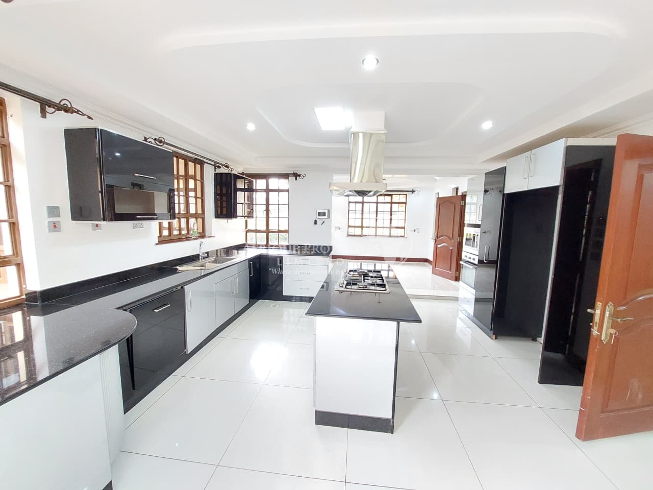 𝐒𝐩𝐚𝐜𝐢𝐨𝐮𝐬 𝟒 𝐁𝐞𝐝𝐫𝐨𝐨𝐦 𝐀𝐥𝐥 𝐄𝐧𝐬𝐮𝐢𝐭𝐞 Maisonette 𝐖𝐢𝐭𝐡 𝐃𝐒𝐐 & 𝐏𝐨𝐨𝐥 𝐅𝐨𝐫 𝐒𝐚𝐥𝐞 𝐢𝐧 𝐑𝐮𝐧𝐝𝐚 Image