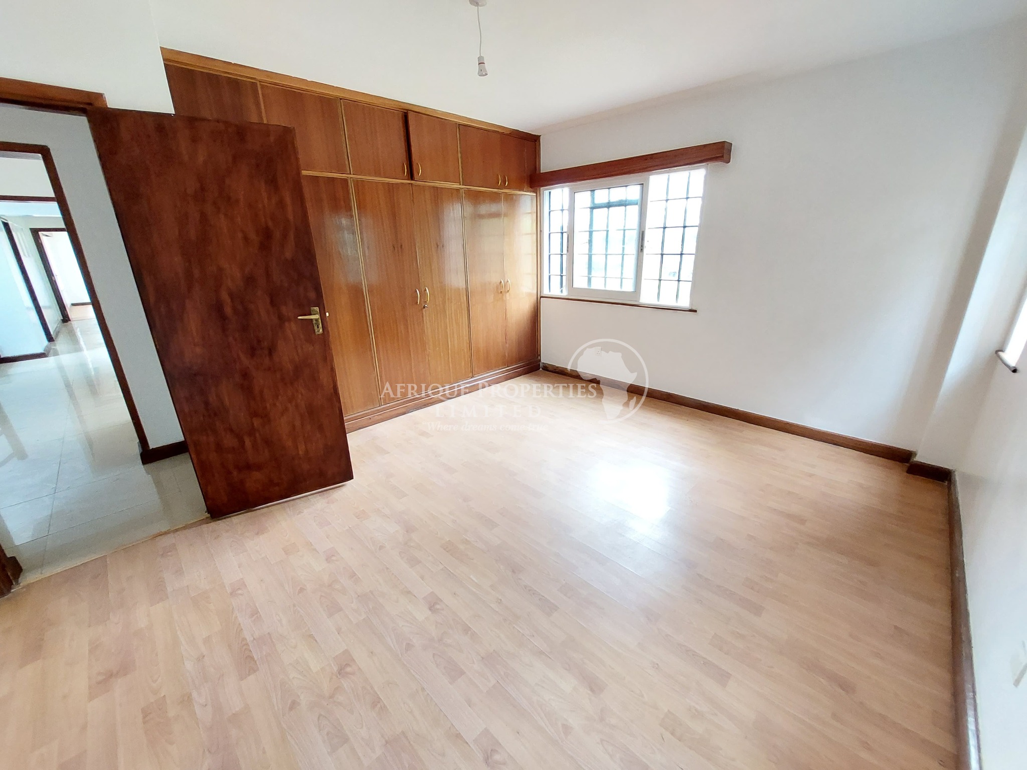 𝐒𝐭𝐮𝐧𝐧𝐢𝐧𝐠 𝟓-𝐁𝐞𝐝𝐫𝐨𝐨𝐦 𝐄𝐱𝐞𝐜𝐮𝐭𝐢𝐯𝐞 Maisonette 𝐰𝐢𝐭𝐡 𝐃𝐒𝐐 & 𝐆𝐮𝐞𝐬𝐭 𝐖𝐢𝐧𝐠 𝐅𝐨𝐫 𝐒𝐚𝐥𝐞 𝐢𝐧 𝐑𝐮𝐧𝐝𝐚 𝐄𝐬𝐭𝐚𝐭𝐞 Image