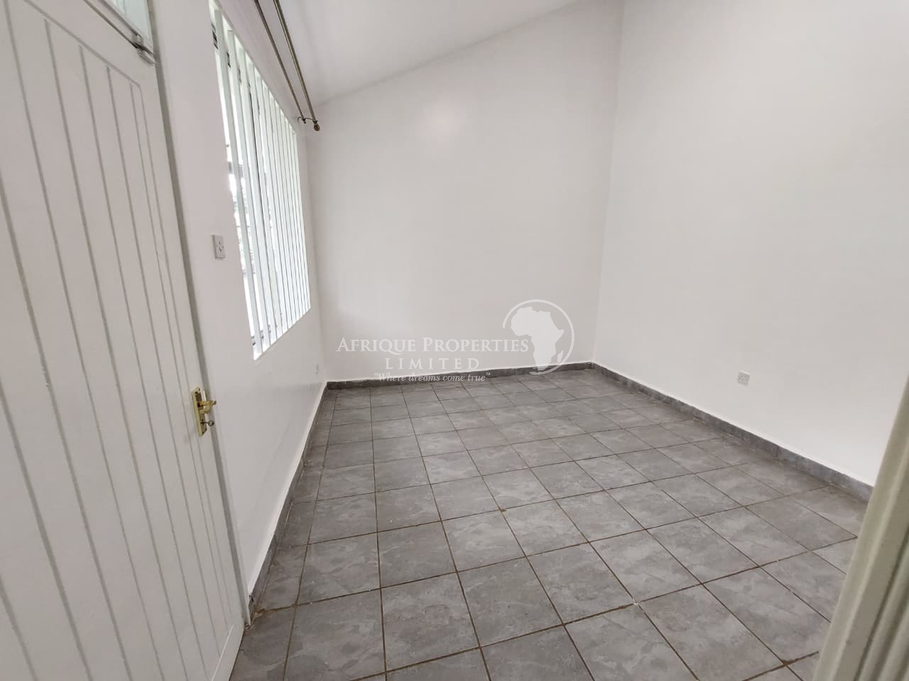 | 𝐋𝐮𝐱𝐮𝐫𝐢𝐨𝐮𝐬 𝟒 𝐁𝐞𝐝𝐫𝐨𝐨𝐦 Maisonette 𝐅𝐨𝐫 𝐑𝐞𝐧𝐭 in Nyari Estate