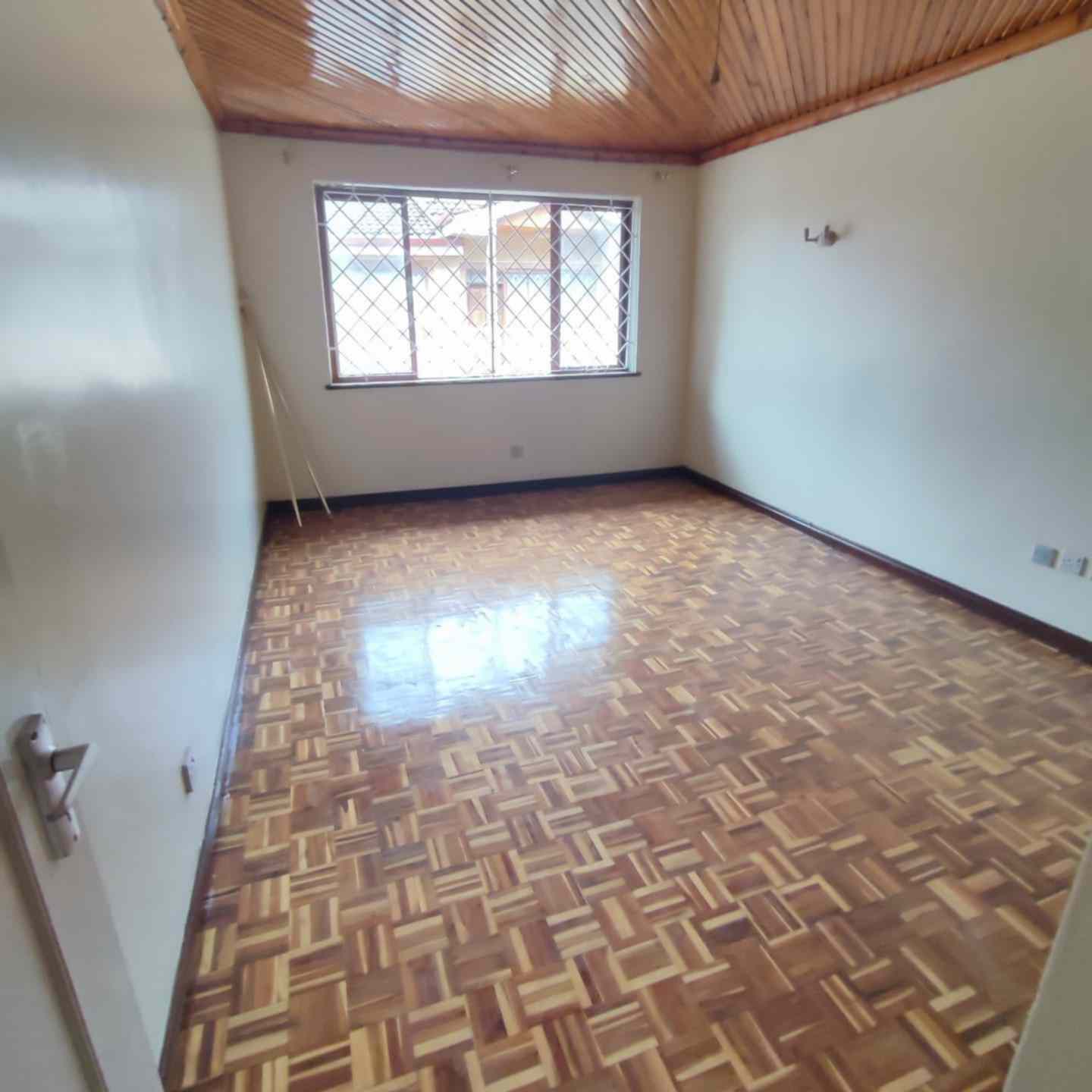 4 bedroom maisonette with sq for rent in Lavington