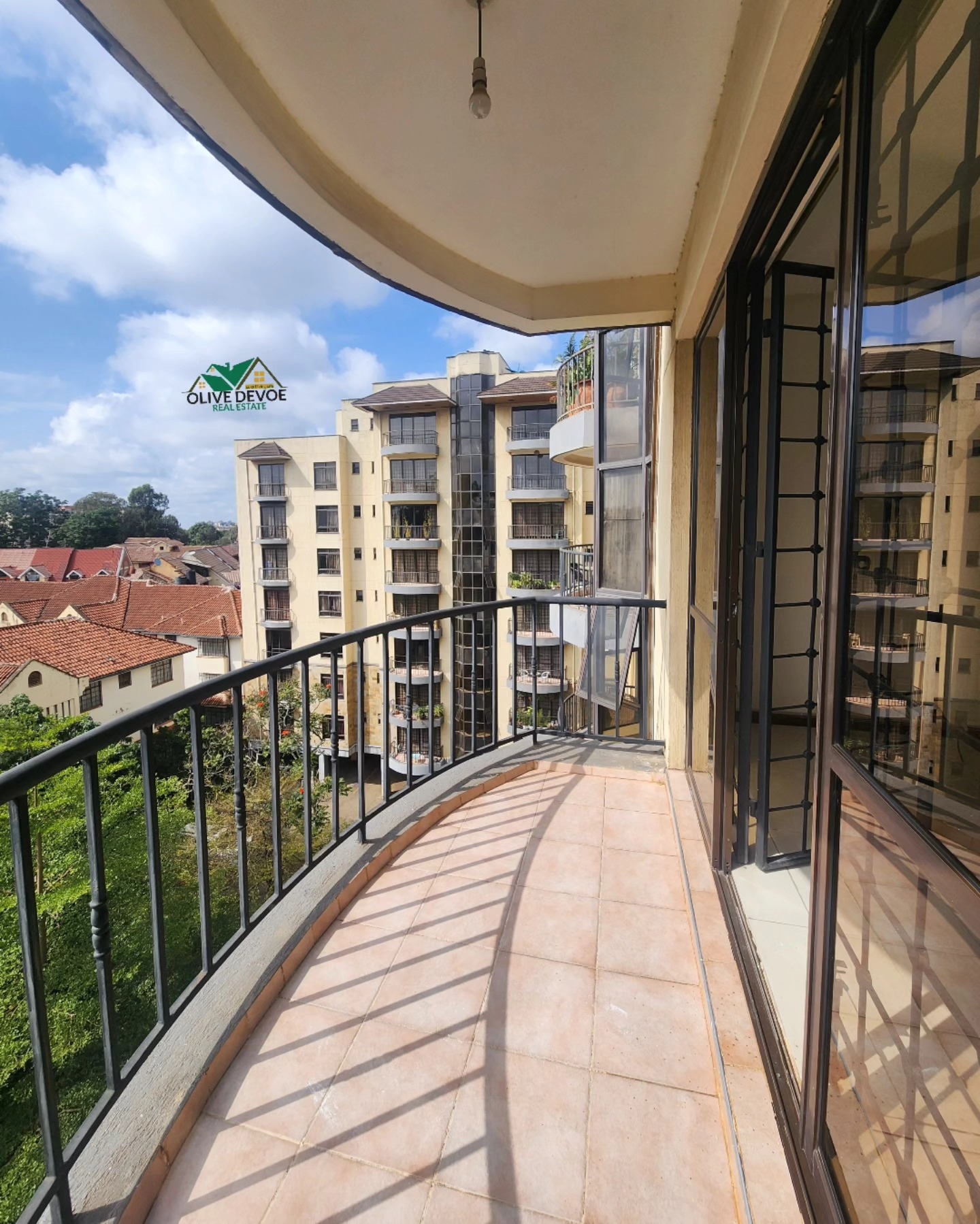 Modern 3 bedroom All ensuite + dsq apartment to let in Lavington Image