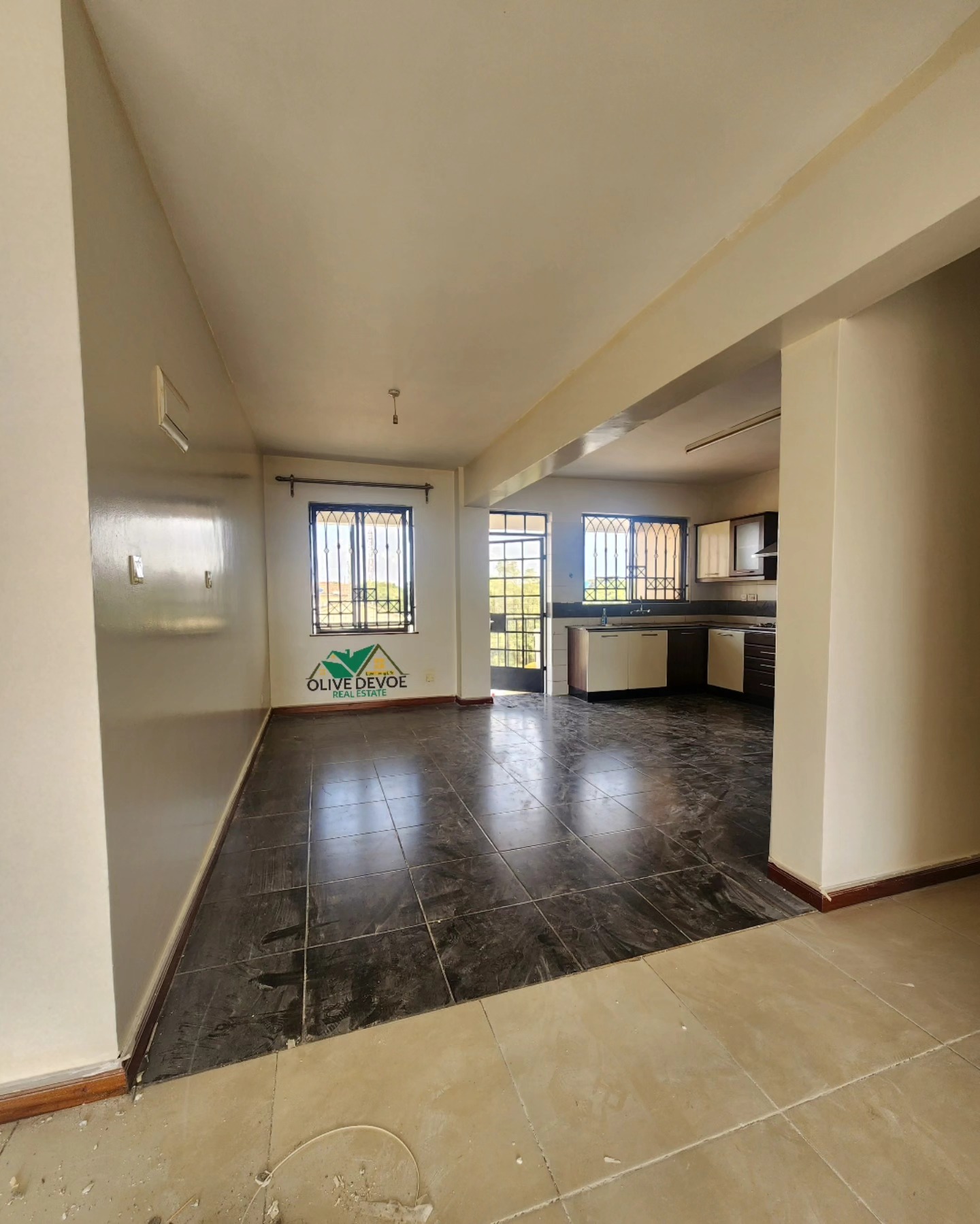 Modern 3 bedroom All ensuite + dsq apartment to let in Lavington Image