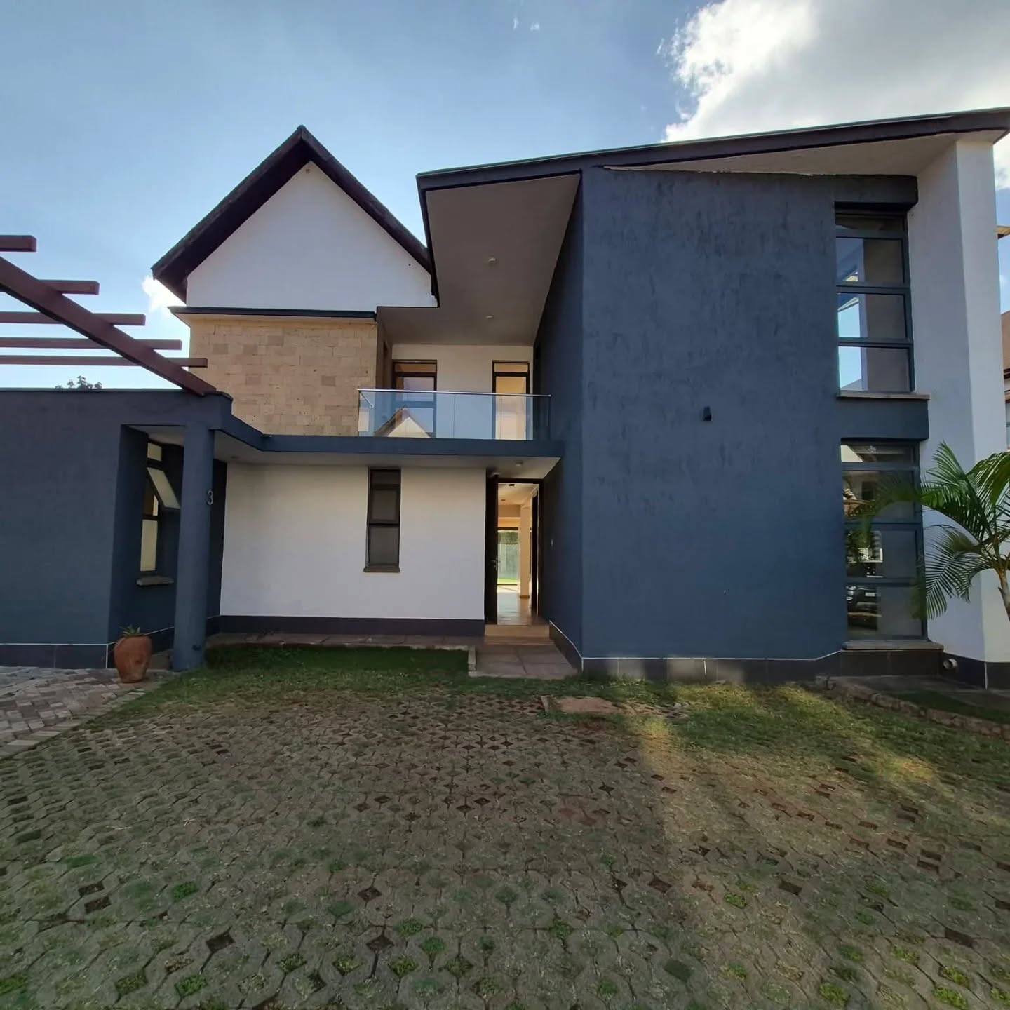 MODERN 4 BEDROOM TOWNHOUSE FOR SALE IN GARDEN ESTATE