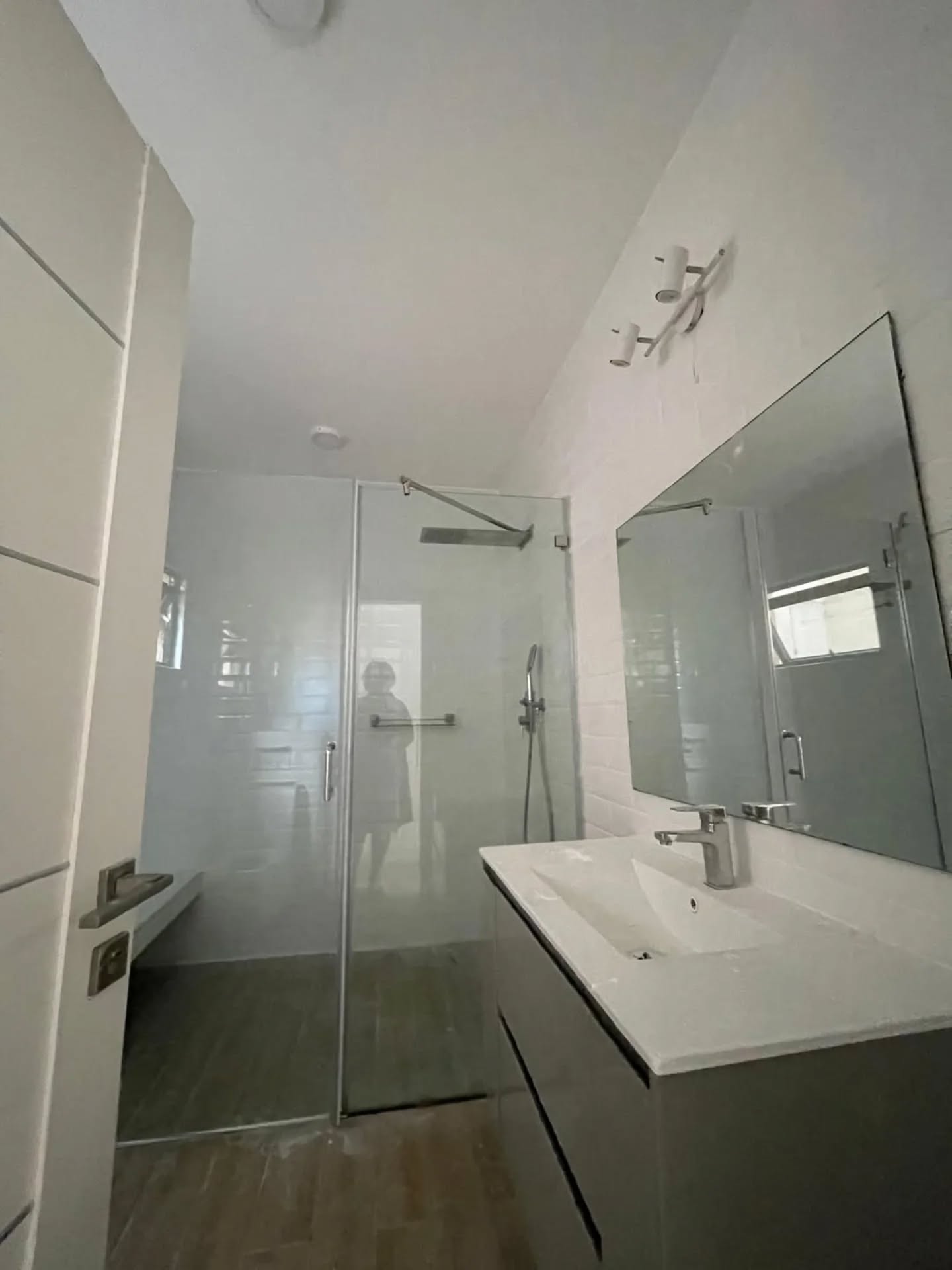 MODERN & CONTEMPORARY 2-BEDROOM APARTMENT TO LET IN LAVINGTON Image