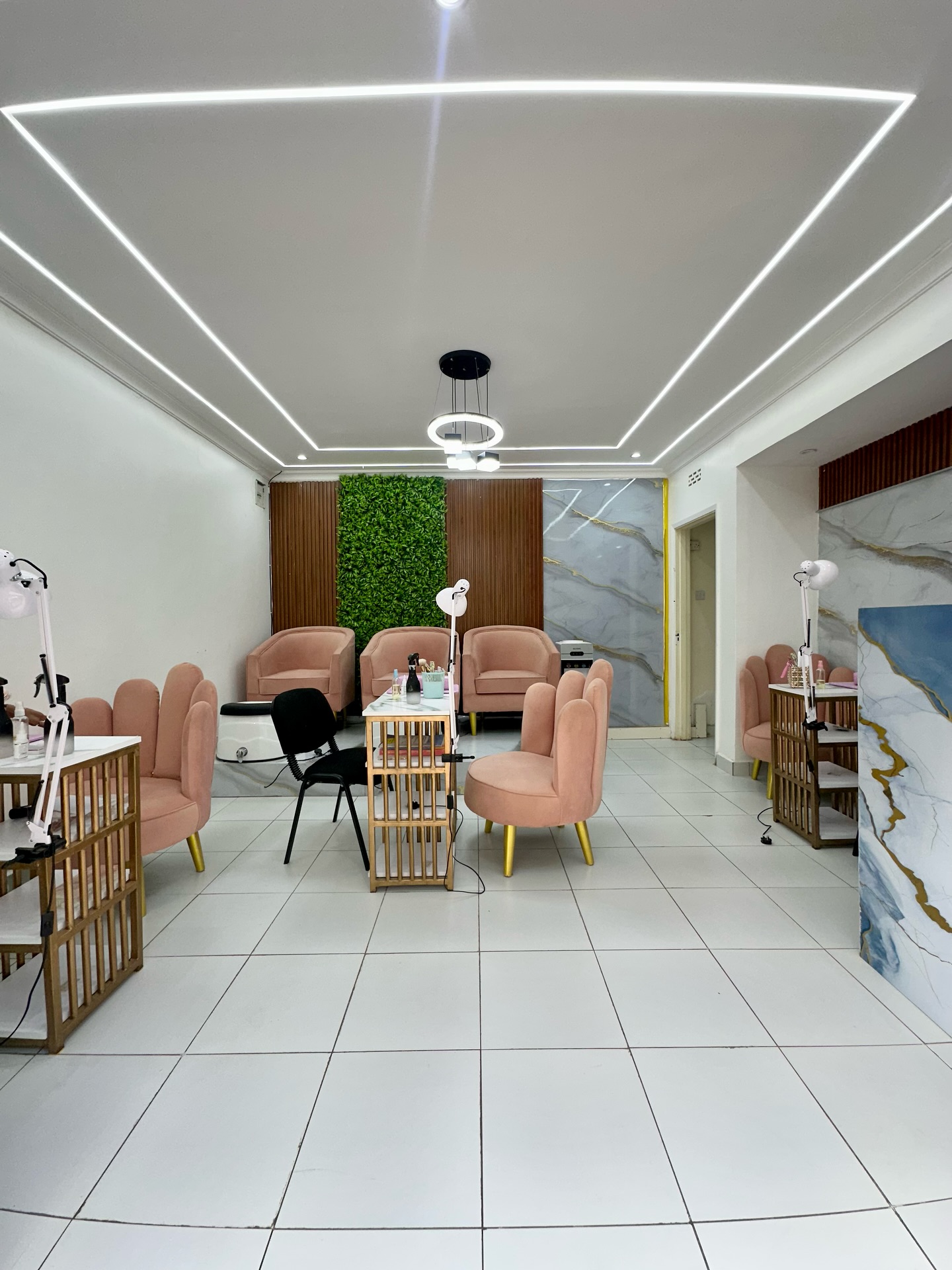 Nail bar & Massa parlor| salon for sale off Rhapta rd