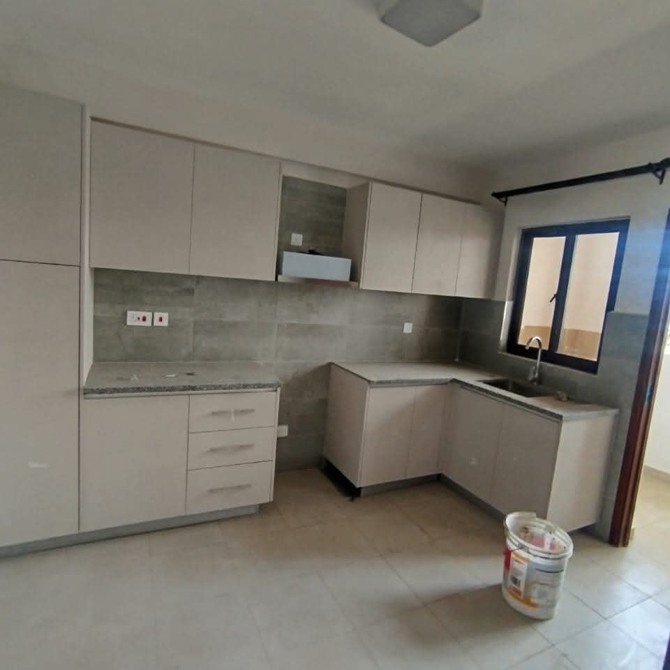 Newly built 3 bedroom apartment to let in south c Image