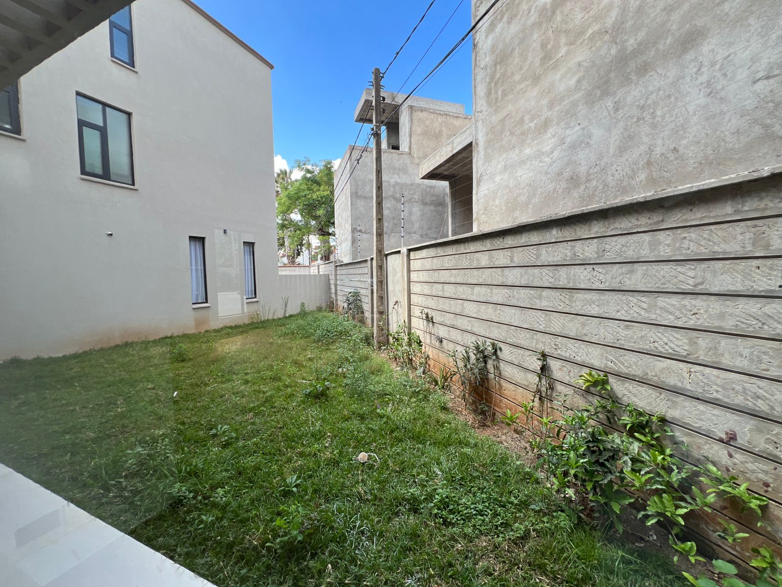 NEWLY DONE 5 BEDROOM VILLAS ALL ENSUITE PLUS DSQ FOR RENT IN LAVINGTON WITH A PRIVATE GARDEN Image