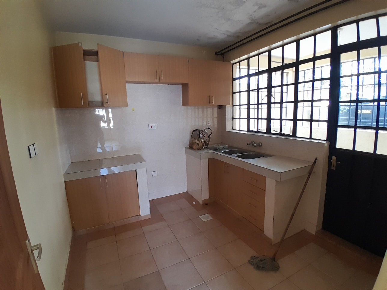 outstanding 2 bedroom apartment to let in Kerarapon