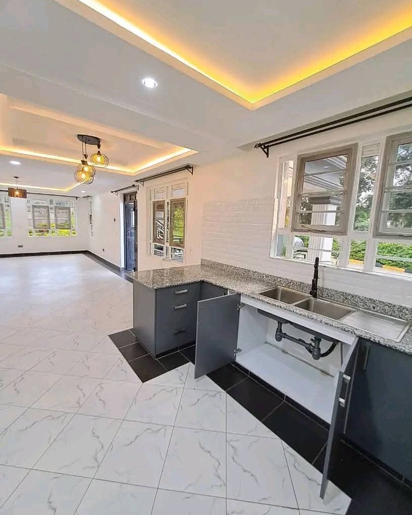 Outstanding 3 bedroom mini-apartment to  let in karen Image