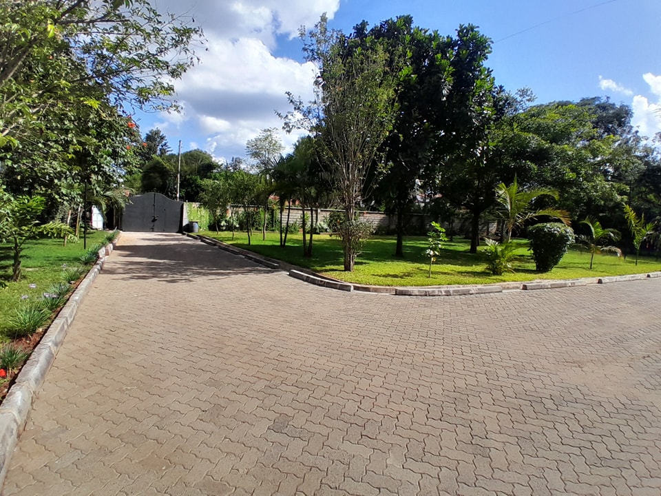 Outstanding 5 bedroom maisonette plus sq to let Karen Image
