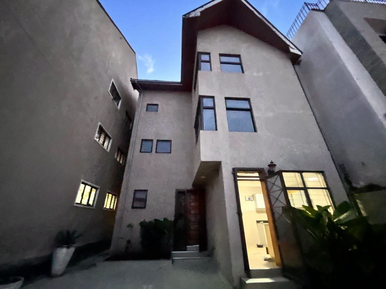 outstanding 5 bedroom maisonette to let in langata