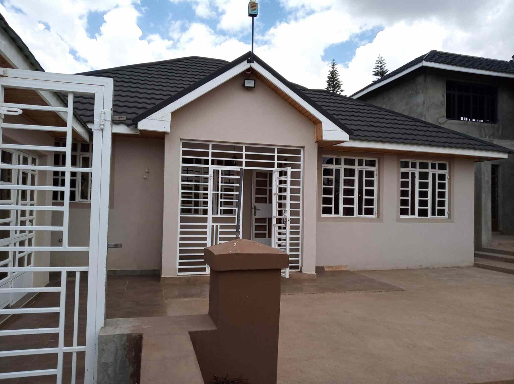 2 bedroom house in guestwing for rent along Kiambu road