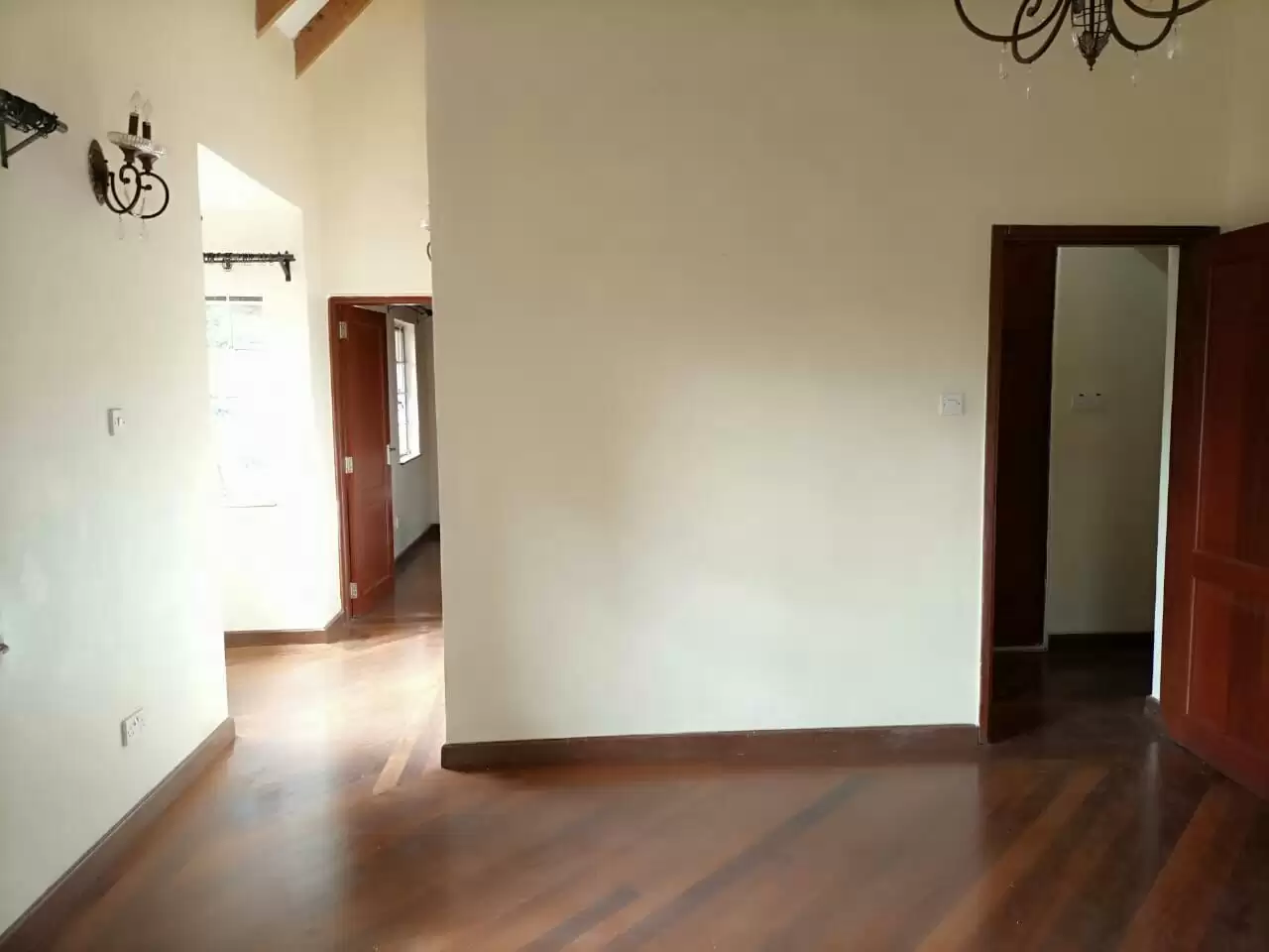 6 bedroom house for rent in Rosslyn Image